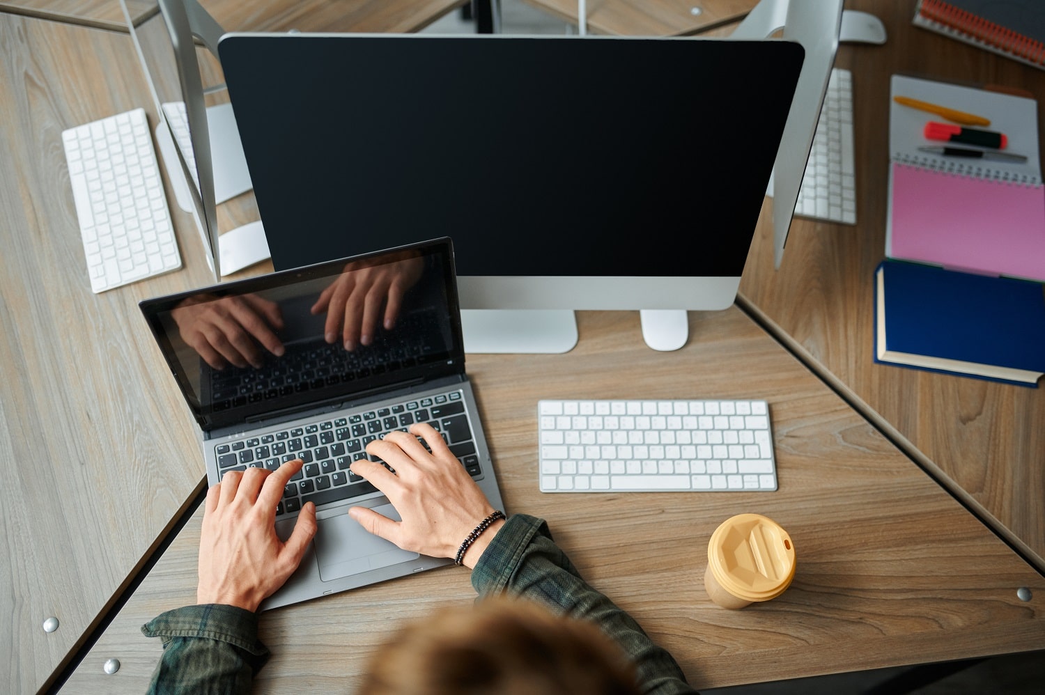 it-specialist-works-on-laptop-in-office-top-view-2021-08-30-19-00-26-utc-min.jpg it-specialist-works-on-laptop-in-office-top-view-2021-08-30-19-00-26-utc-min.jpg